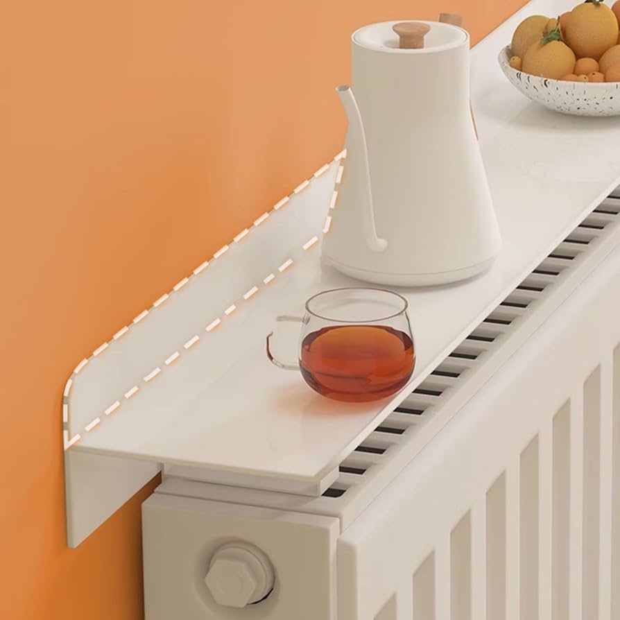 Grzejnik aluminiowy srebrny obok stalowego białego na neutralnym tle