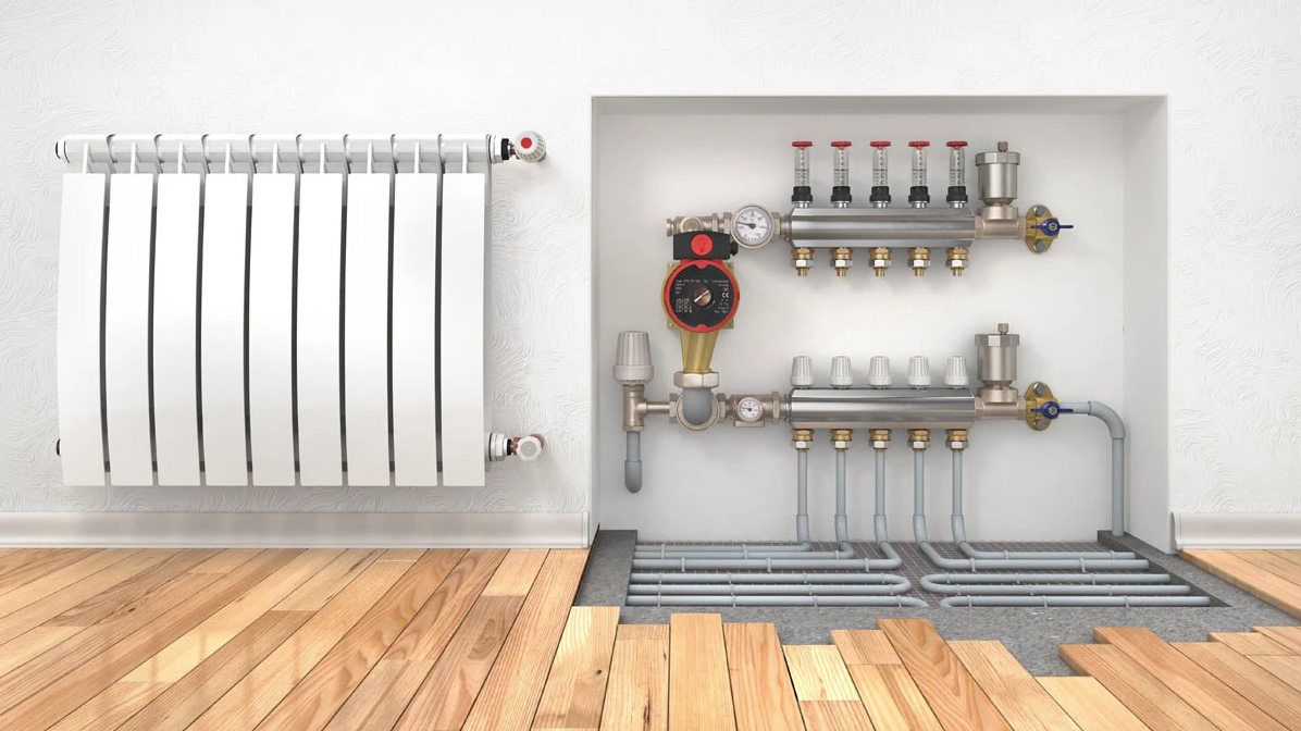termostat ścienny sterujący temperaturą podłogówki i kaloryferów w nowoczesnym pokoju