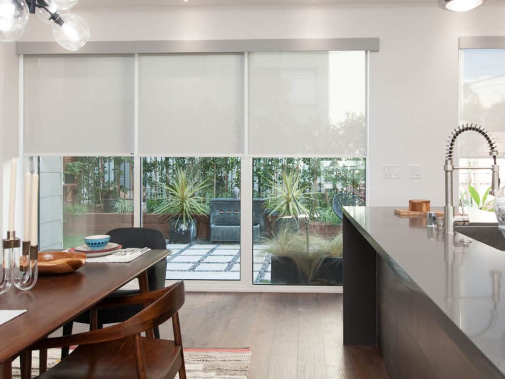 Aluminiowa roleta zewnętrzna chroni przed słońcem Zamknięta aluminiowa roleta zewnętrzna blokująca promienie słoneczne na oknie budynku