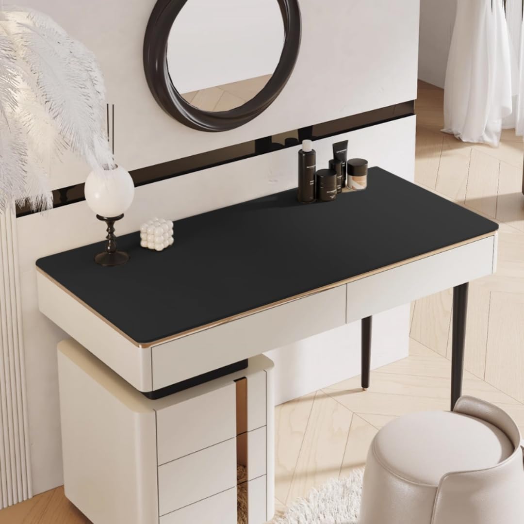 kątowy widok maty grzewczej pracującej pod lustrem z lekkim światłem