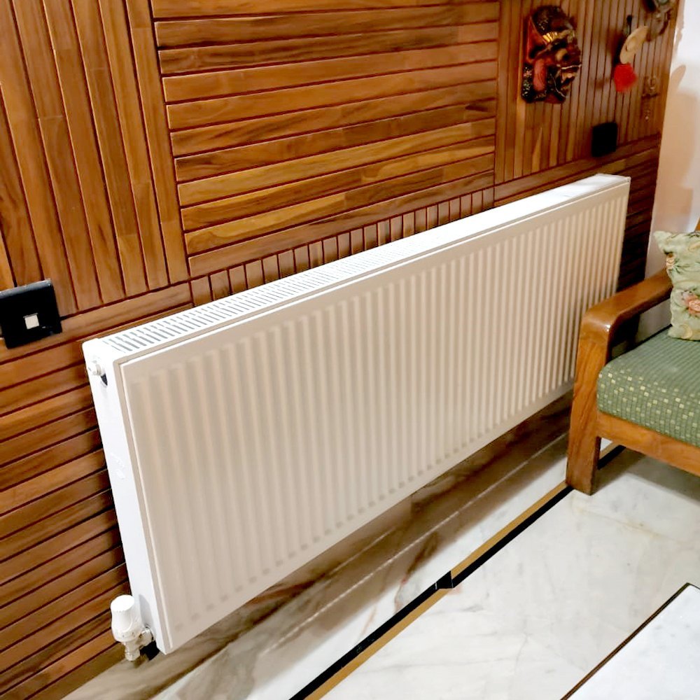 termowizyjne zdjęcie podłogi i ściany z równomiernym rozkładem ciepła z obu systemów